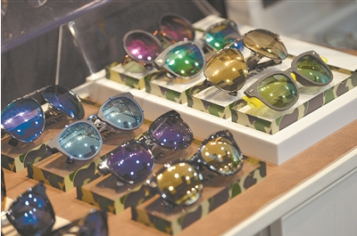 南京一家3D打印定制眼镜工作室开门迎客