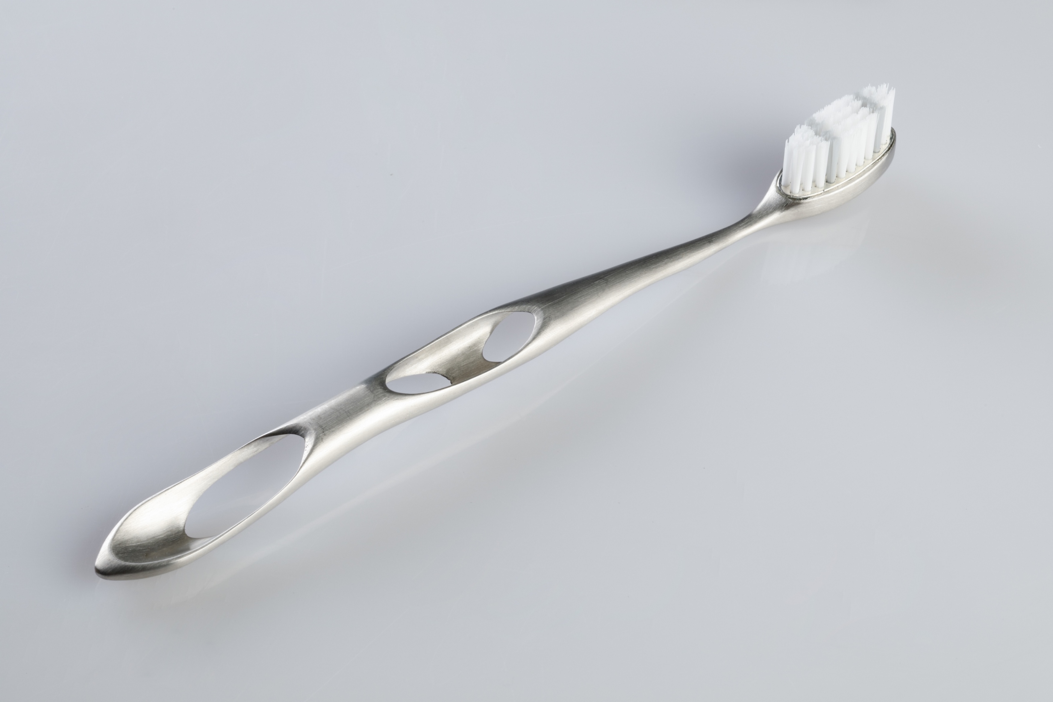 Zare推出可更换刷头的3D打印钛或不锈钢金属牙刷