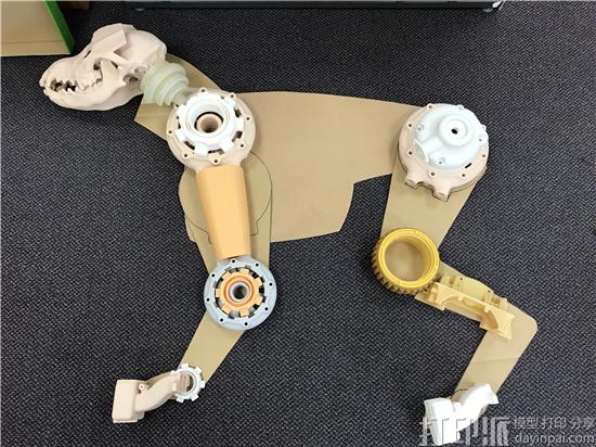 EnvisionTEC在TCT展上展示由多个3D打印机打印的零件组成的机械狗