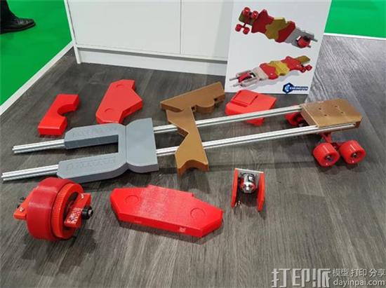 英国知名创客制作3D打印钢铁侠电动滑板 可以用遥控器控制