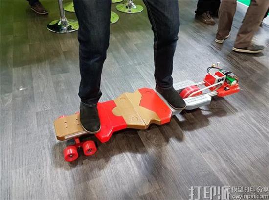 英国知名创客制作3D打印钢铁侠电动滑板 可以用遥控器控制