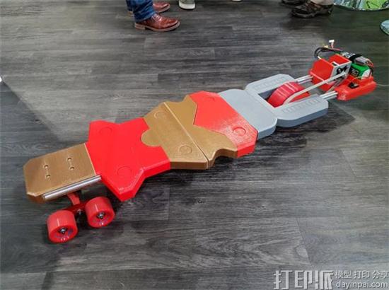 英国知名创客制作3D打印钢铁侠电动滑板 可以用遥控器控制