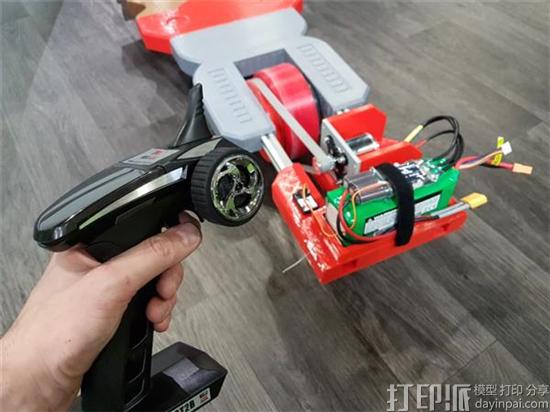 英国知名创客制作3D打印钢铁侠电动滑板 可以用遥控器控制