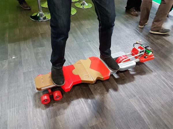 英国知名创客制作3D打印钢铁侠电动滑板 可以用遥控器控制