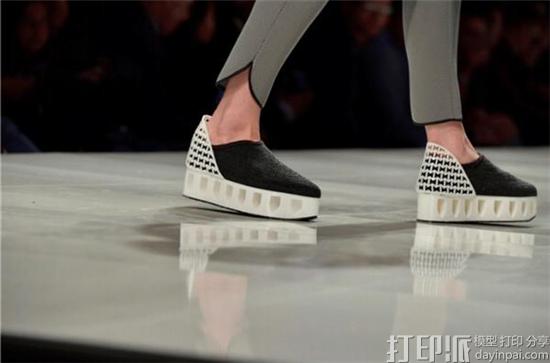 两双3D打印鞋亮相美国波特兰Fashion NXT时装周 售价175美元