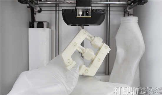 Refil推出由回收酸奶瓶制成制成的PLA 3D打印线材 线轴来自再生纸板 Refil推出由回收酸奶瓶制成制成的PLA 3D打印线材 线轴来自再生纸板