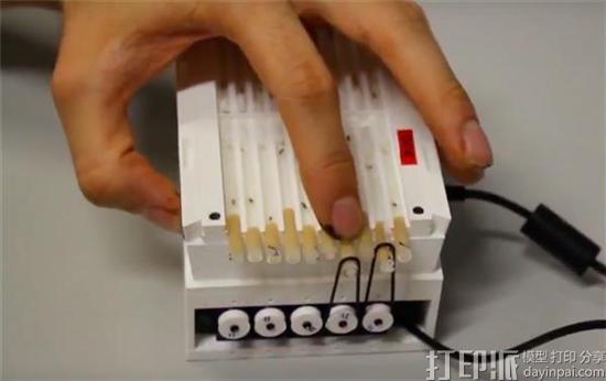 研究人员开发出允许科学家研究果蝇生活的3D打印机器人装置