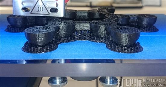 研究人员在3D打印反应容器中进行高反应性试剂实验