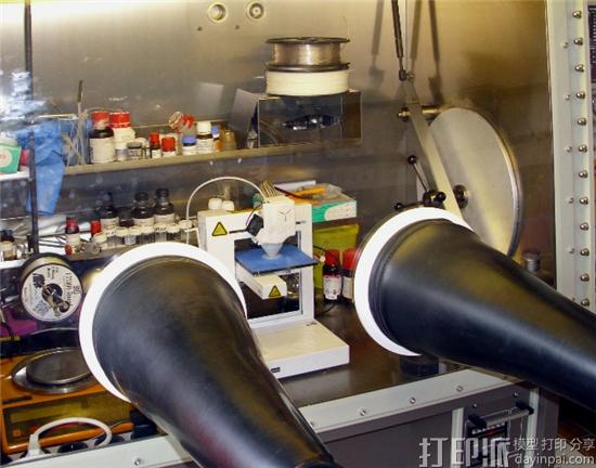 研究人员在3D打印反应容器中进行高反应性试剂实验