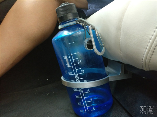 新车自带杯架搁不下 美国设计专业大学生自制3D打印车载杯架