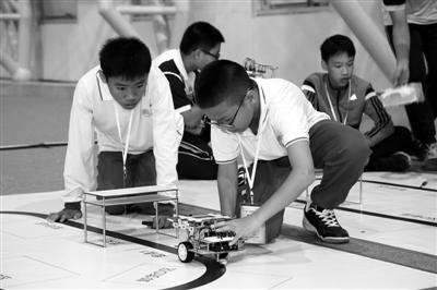 广东省师生运用3D打印和传感技术  打造仓储机器人