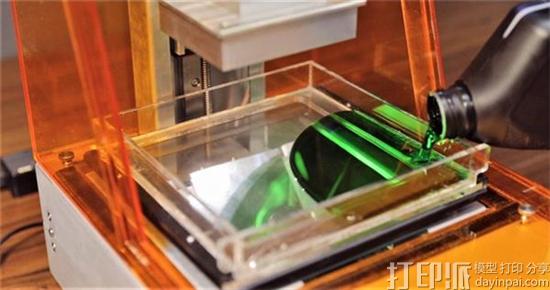 3DFacture推出首个激光点达到50微米的SLA 桌面3D打印机Weaver
