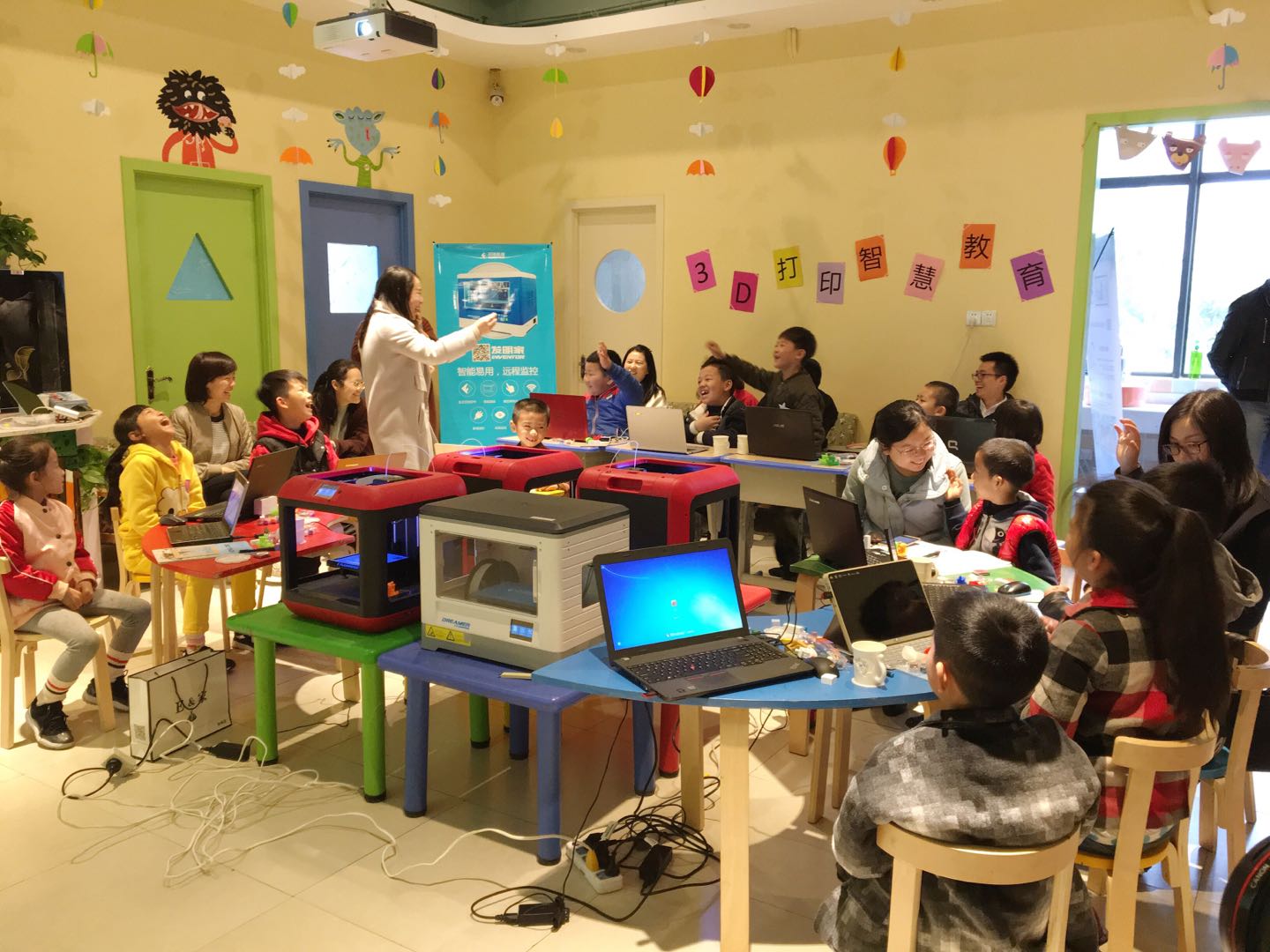 闪铸联手悠贝阅读体验中心举办的少儿3D打印智慧教育课正式开课