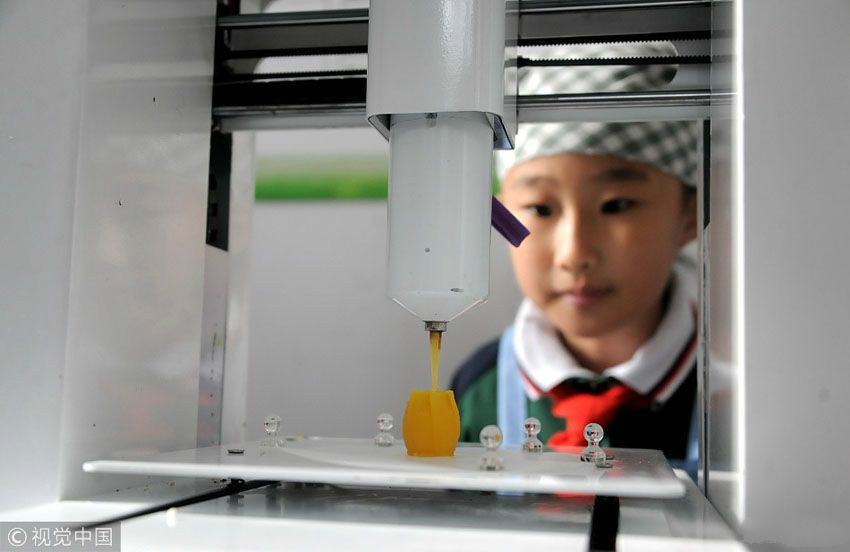济南天桥区首届科技节开幕  学生3D打印美食用水果奏乐