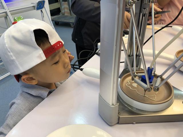 广州科普一日游活动开展，市民体验神奇3D打印
