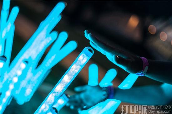 美国高校利用3D打印机做出梦幻般的“光之花丛”艺术作品 美国高校利用3D打印机做出梦幻般的“光之花丛”艺术作品