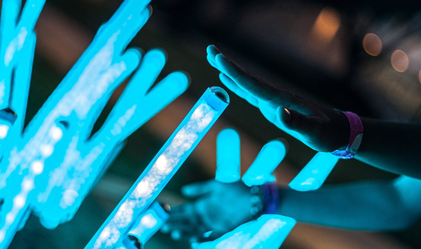 美国高校利用3D打印机做出梦幻般的“光之花丛”艺术作品