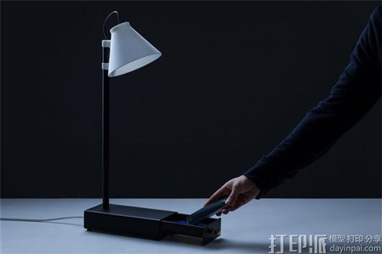 设计师开发出放入手机才能开启的3D打印台灯 提醒你抽出时间陪伴家人