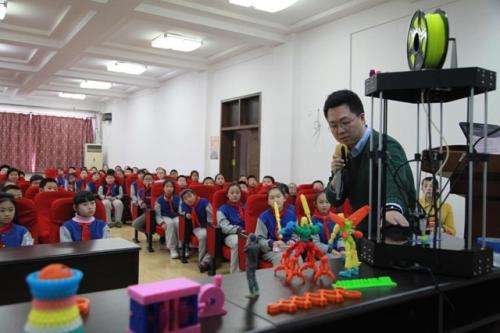 青岛一外国语学校开展每周一节3D打印课