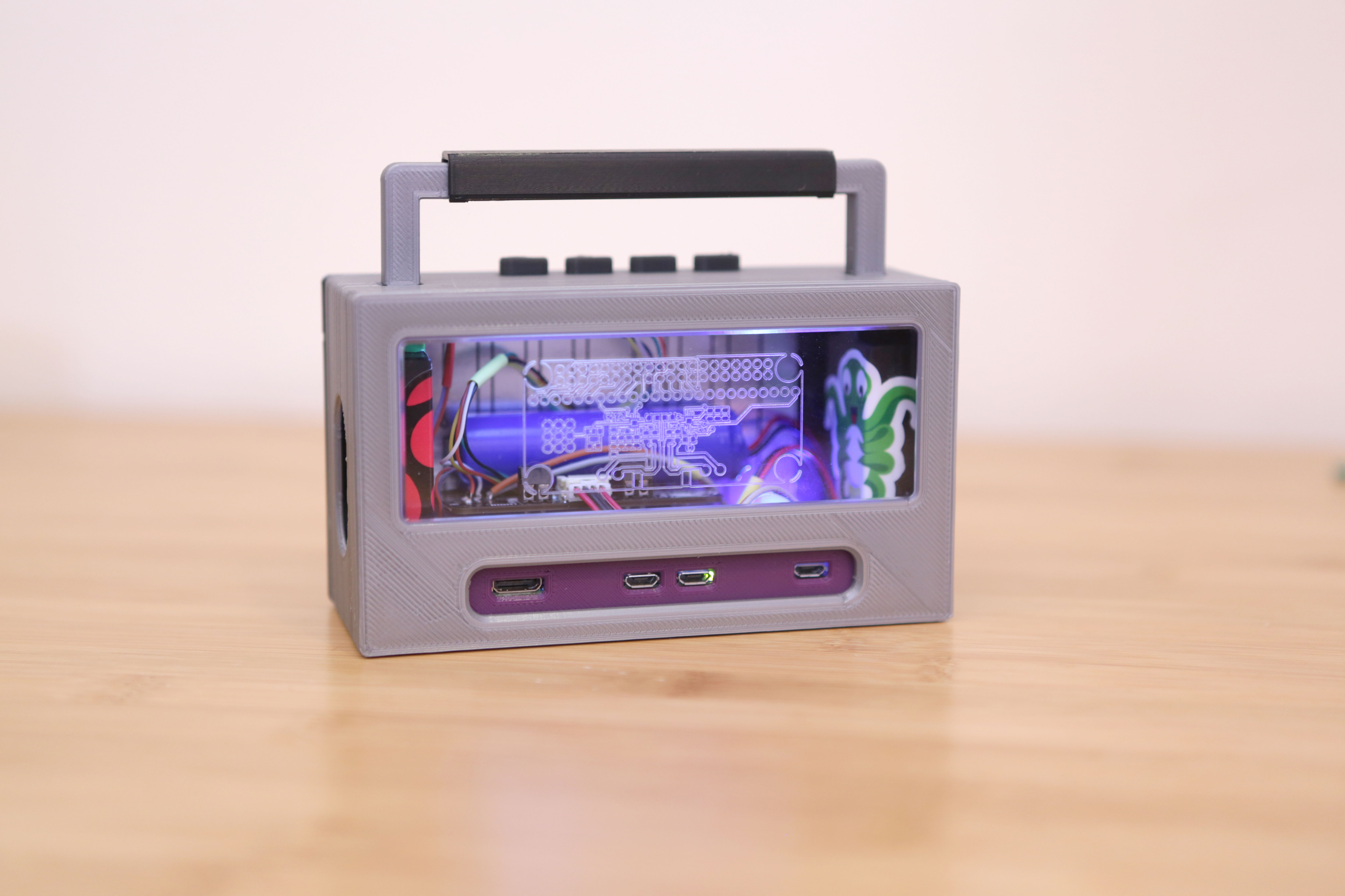 知名创客Ruiz兄弟发布新作：老式录音机样式的3D打印Wi-Fi音箱