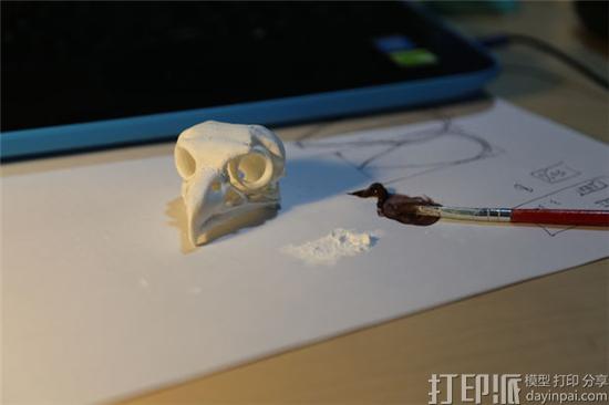 美国创客用制作3D打印的《刺客信条》中秃鹰头骨的情侣吊坠 美国创客用制作3D打印的《刺客信条》中秃鹰头骨的情侣吊坠