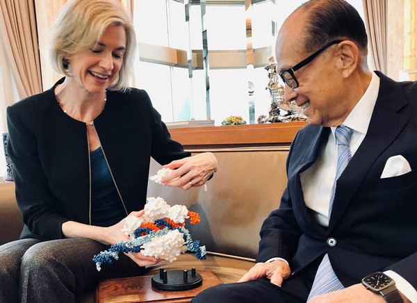 加州伯克莱大学教授亲自教授李嘉诚学3D打印乐高送孙儿