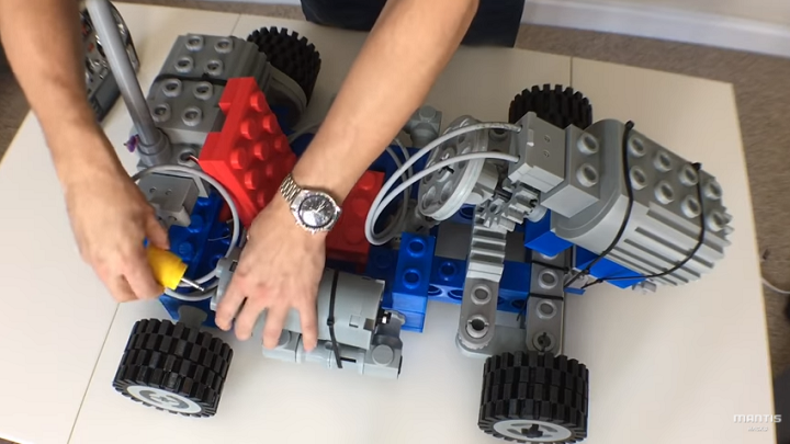 超级酷！外国创客用3D打印机制造巨型乐高卡丁车