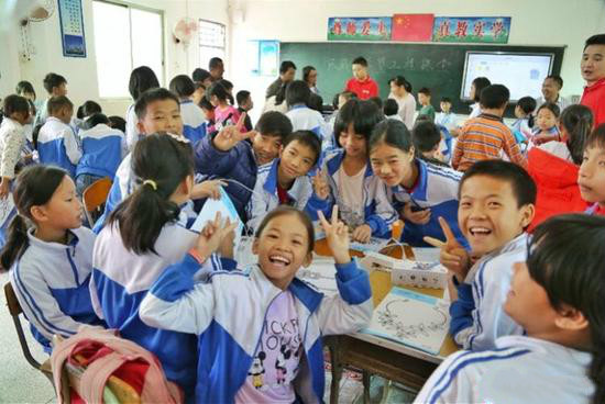 天威耗材向4所小学捐赠八台3D打印机及打印笔，为贫困孩子圆梦