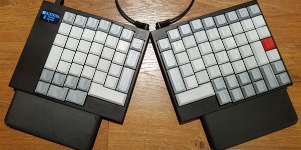 国外创客耗时5年使用3D打印技术创建出人体工程学键盘