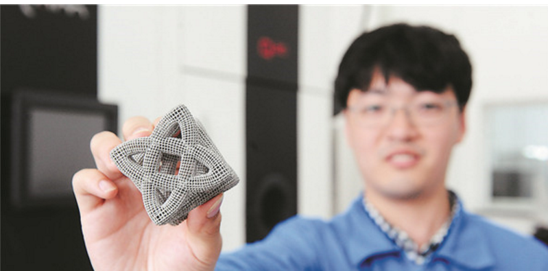 航天海鹰钛业开发首台国产冷坩埚真空感应熔炼气雾化钛合金制粉设备 