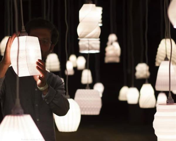 Budmen Industries工作室3D打印100个独特吊灯，点燃和挂在黑暗的空间