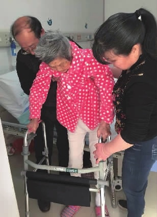 九旬老太摔折腿，骨科专家利用3D打印成功完成关节置换手术