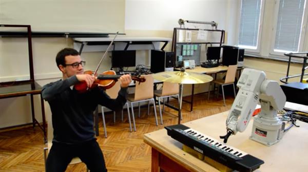 3D打印音乐机器人，专门为演奏小提琴的创作者而设计 