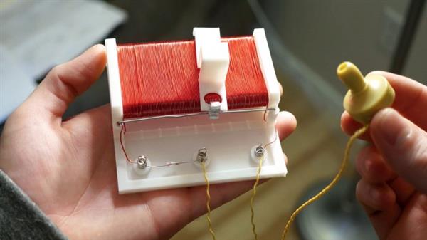 德州爱好者3D打印水晶收音机，无需电池或外部电源