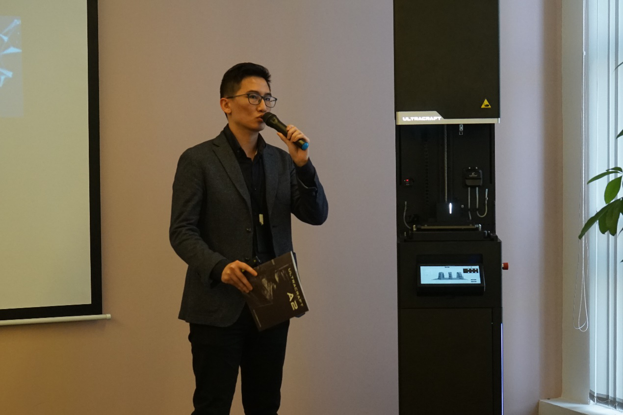 广州黑格科技发布国内首台自主研发DLP工业级柜式3D打印机