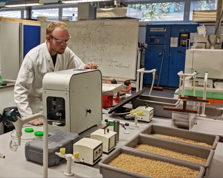 密歇根大学学生实验长丝挤出和3D打印