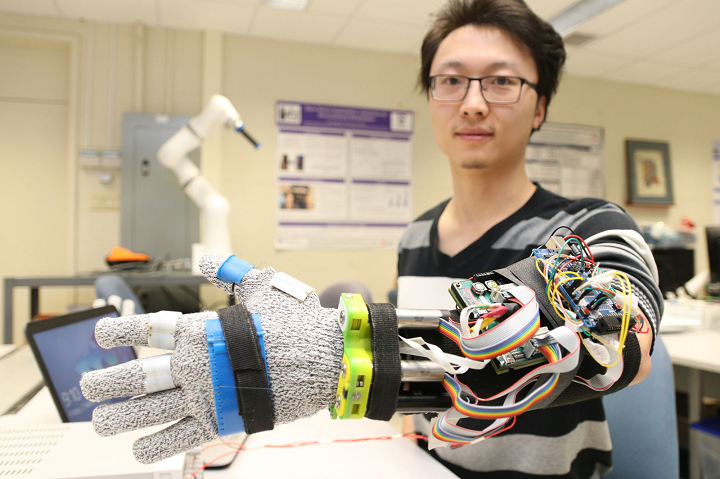 西部大学开发3D打印部件的震动抑制手套  可以让帕金森病患者的生活更轻松